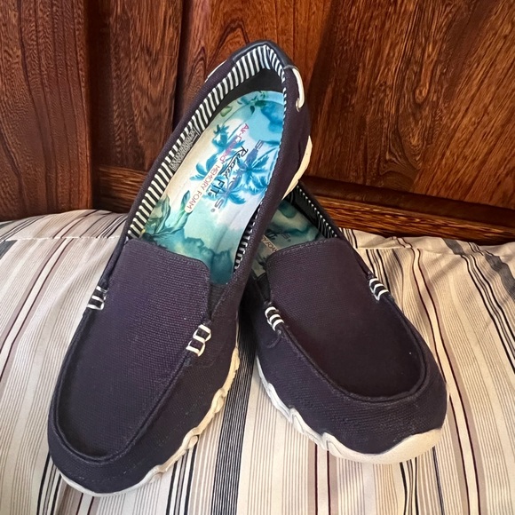 Skechers Relaxed Fit, Air Cooled Memory Foam Navy Cloth Shoes, Womens 8.5, NWOT - Picture 2 of 7